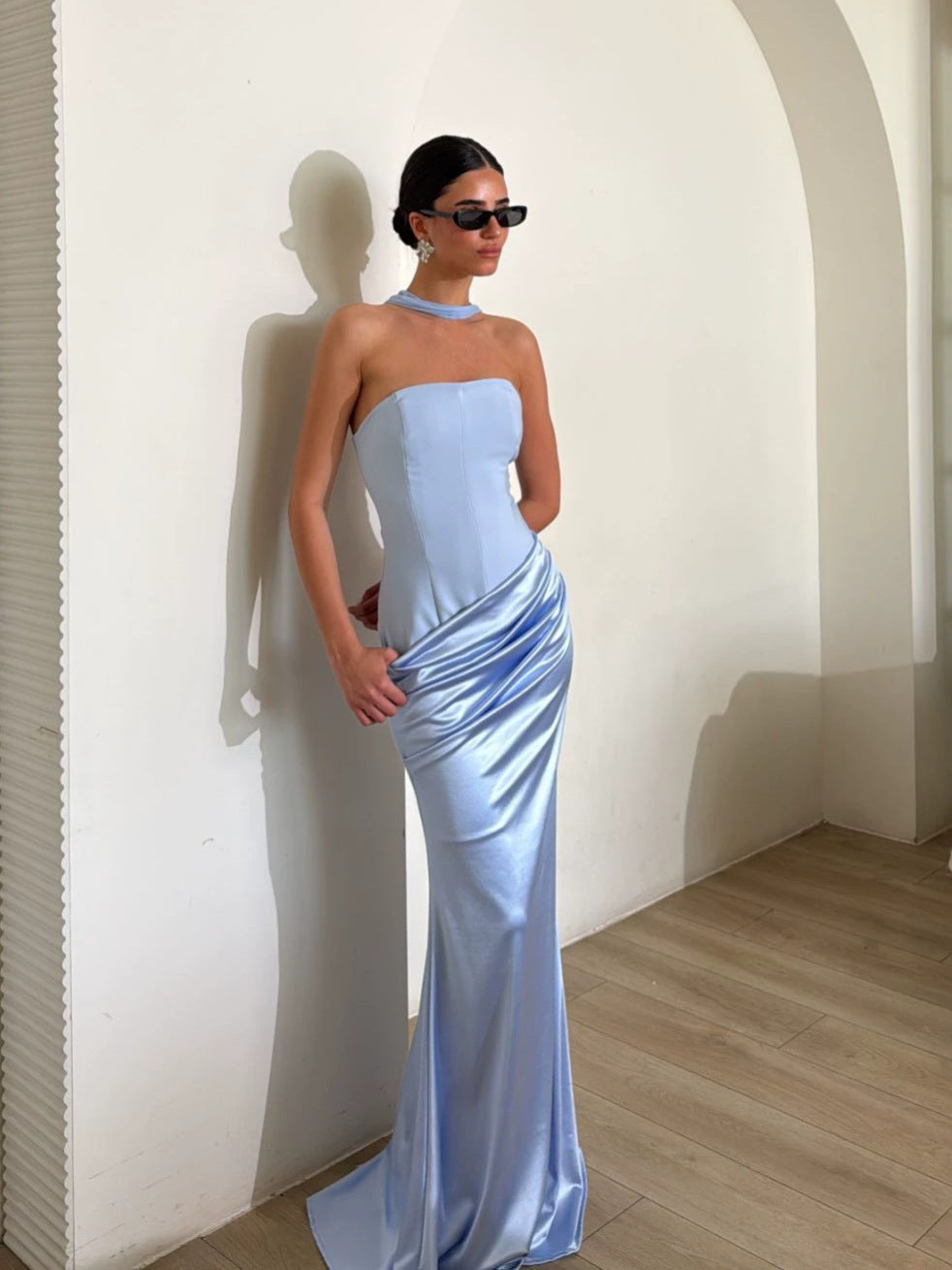 Trendy aftenkjole for kvinner, med elegant drapering og stram bodycon passform for en chic og selvsikker stil.