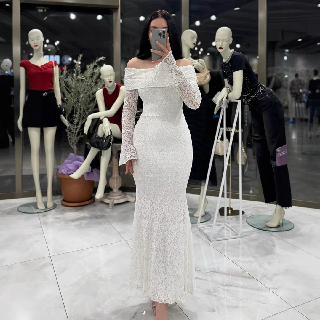 Elegant rød off-shoulder kveldskjole for dame, lang festkjole med sofistikert design.