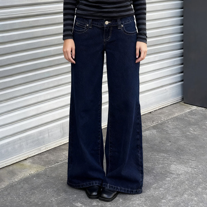 Nærbilde av stoffet på mørkeblå vide jeans for dame, fremhever kvalitet og komfortabel passform.