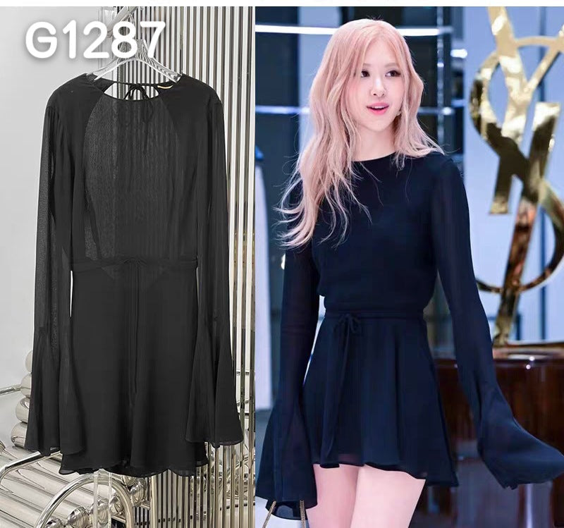 Moderne damebluse: Svart korsettbluse med elegante gjennomsiktige ermer.