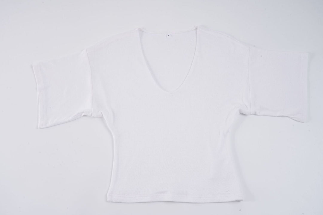 Allsidig dame t-skjorte: Cropped modell med V-hals og vide ermer. Perfekt for casual hverdagsbruk og sommer.