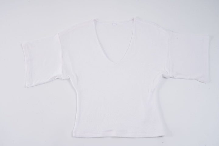 Allsidig dame t-skjorte: Cropped modell med V-hals og vide ermer. Perfekt for casual hverdagsbruk og sommer.