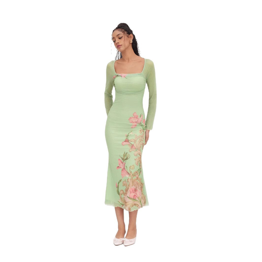 Dame midikjole i lysgrønn med vakkert blomstermønster og transparente ermer. En elegant vår- og sommerkjole.