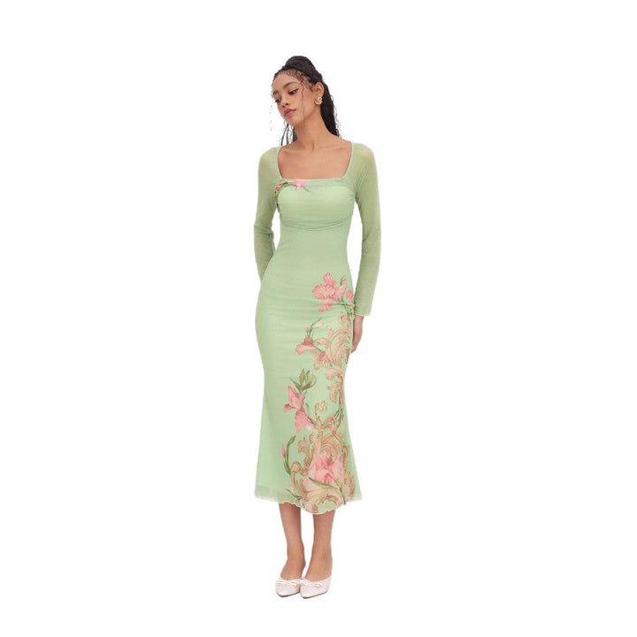Dame midikjole i lysgrønn med vakkert blomstermønster og transparente ermer. En elegant vår- og sommerkjole.