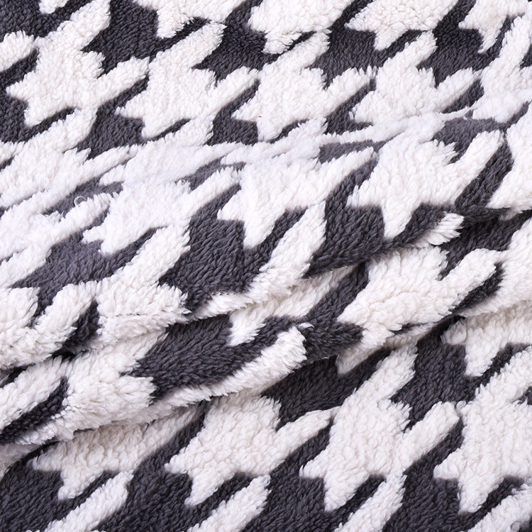 Mykt og komfortabelt mikrofiberteppe for dame med elegant hanefotmønster. Ideelt kosepledd.