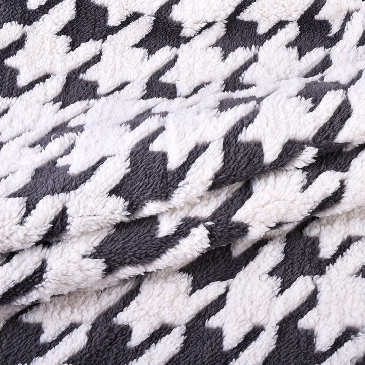 Mykt og komfortabelt mikrofiberteppe for dame med elegant hanefotmønster. Ideelt kosepledd.