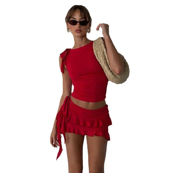 Elegant rødt dame crop-top miniskjørt sett med volanger. Trendy sommer moteklær for festlige anledninger.