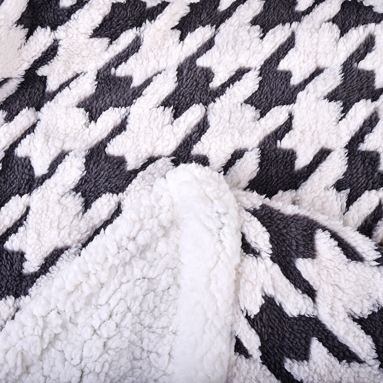 Stilig dame kosepledd i mikrofiber med klassisk hanefotmønster, perfekt for sofaen.