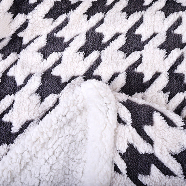 Stilig dame kosepledd i mikrofiber med klassisk hanefotmønster, perfekt for sofaen.