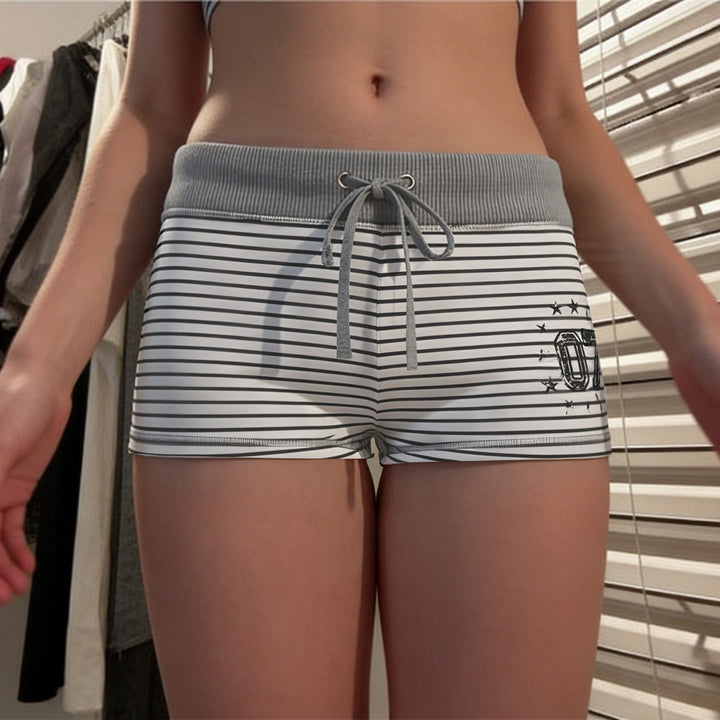 Avslappede fritidsshorts for damer med stripemønster og elastisk liv. Perfekt for sommer, vår og hverdagsbruk.