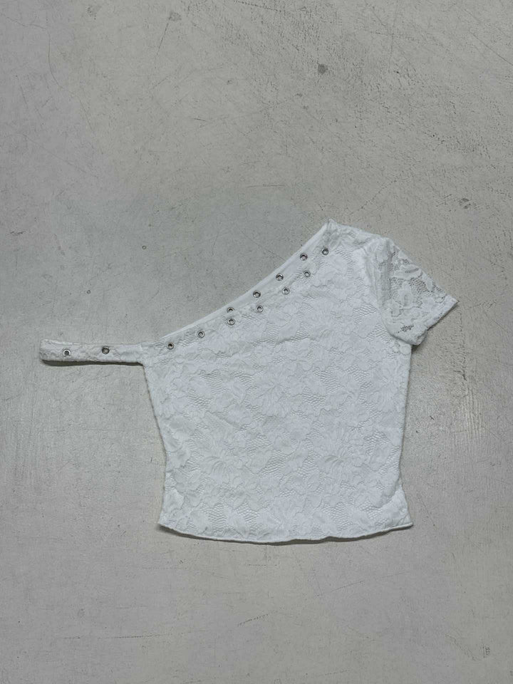 Helbilde av elegant hvit dame topp med korte ermer, unikt asymmetrisk mønster. Perfekt som stilfull festtopp.