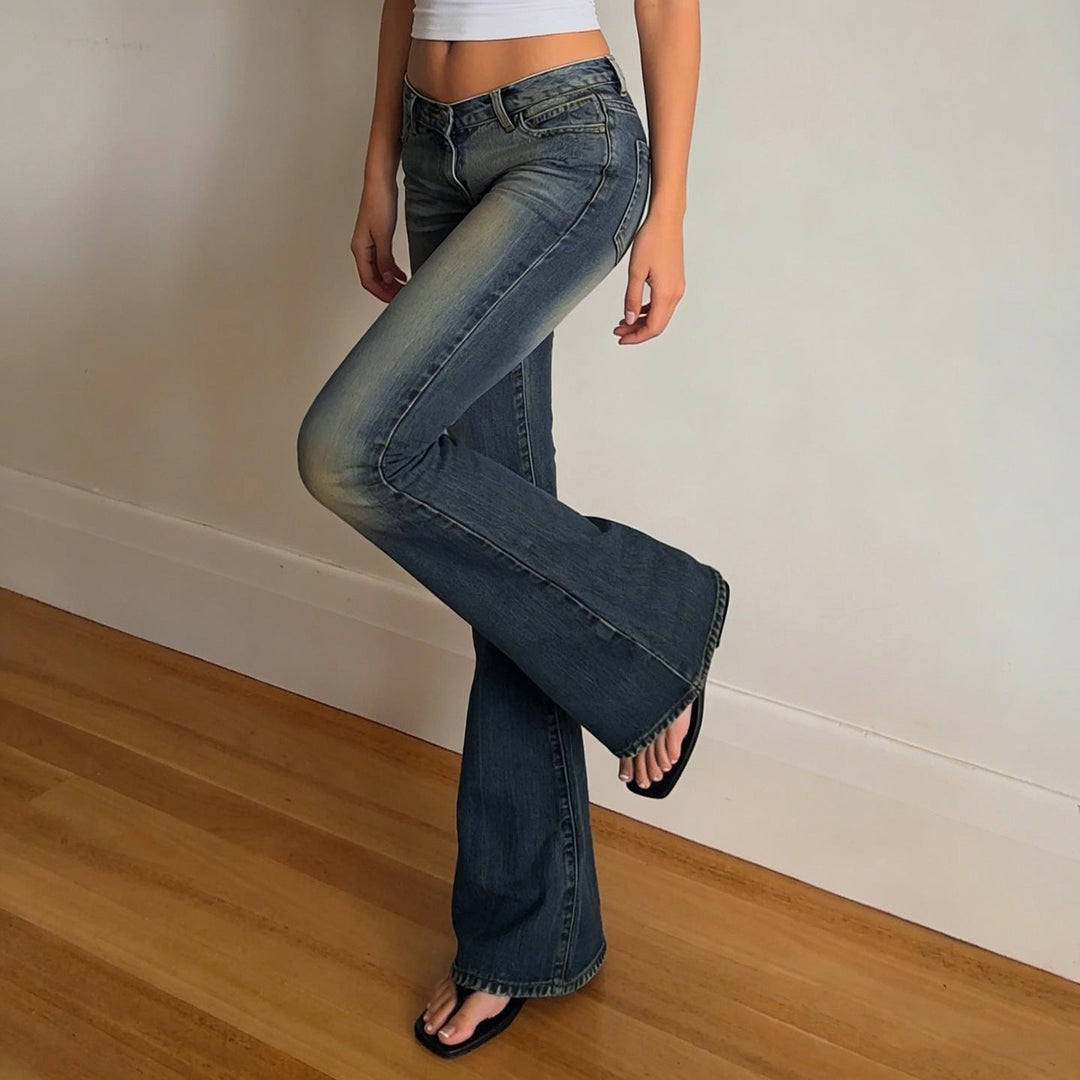 Nærbilde av trendy dame flared jeans med autentisk bruktlook og høy midje for moderne stil.