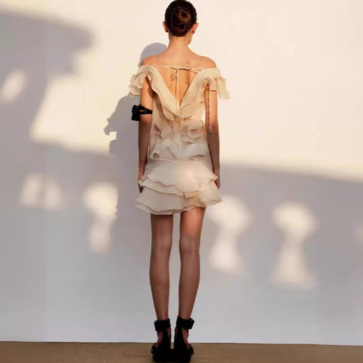 Lett og elegant sommerkjole med off-shoulder stil og voluminøse volanger. Ideell som festkjole.