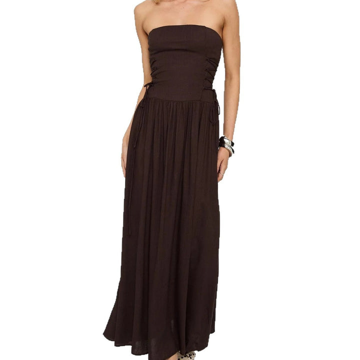 Dame maxikjole med vakre volanger og off-shoulder stil, perfekt som sommerkjole og festkjole.