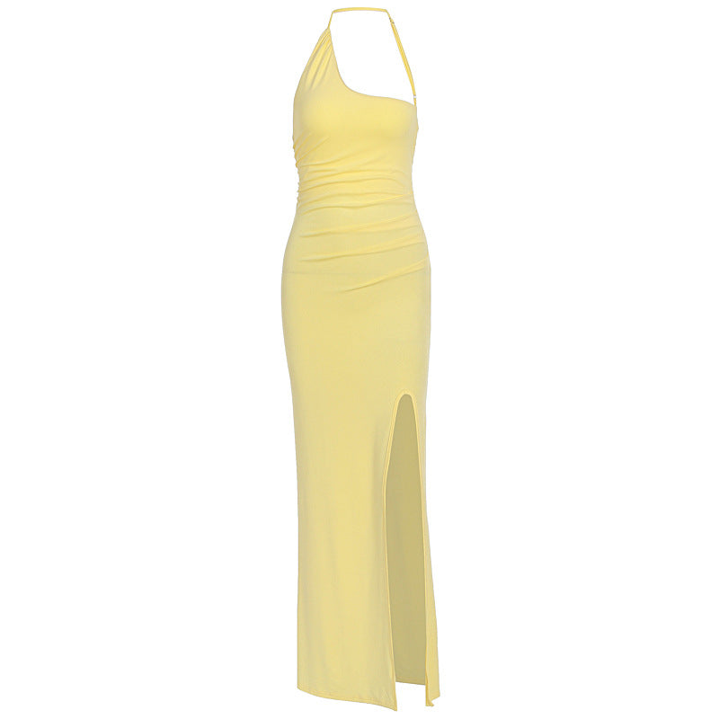 Stilig gul splittkjole for kvinner, lang design med asymmetrisk hals. En perfekt elegant sommer- eller festkjole.