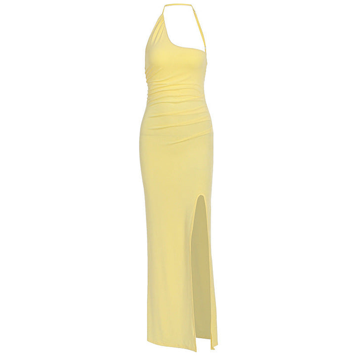 Stilig gul splittkjole for kvinner, lang design med asymmetrisk hals. En perfekt elegant sommer- eller festkjole.