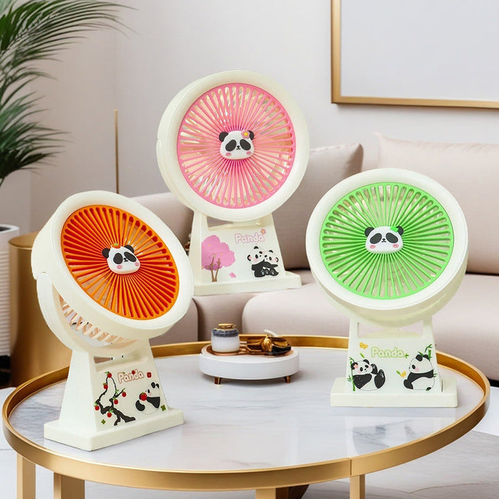 Hvit bærbar USB mini-vifte med søt panda-design, perfekt for skrivebord eller reise.