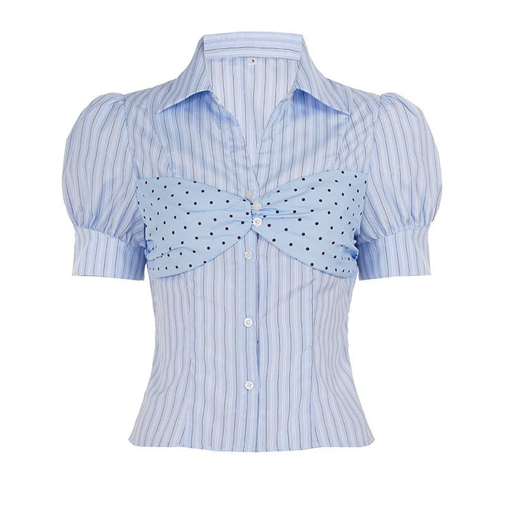 Damebluse med friskt stripete design, prikker og volanger. Komfortabel og stilig for damemote.