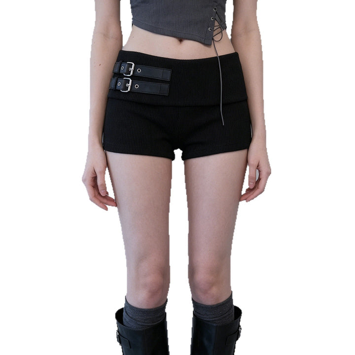 Svart dameshorts med bredt belte og stilige spenner. Perfekt som moteshorts, fritidsshorts eller hverdagsshorts.