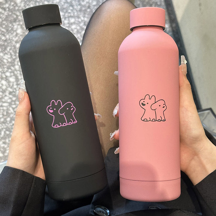BPA-fri 500ml isolert drikkeflaske for dame med lekent design. Gjenbrukbar lekkasjesikker termosflaske for miljøvennlig bruk.