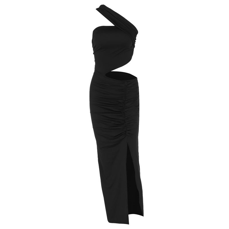 Motebevisst asymmetrisk maxikjole med moderne cut-out og dramatiske volanger. En elegant damekjole.