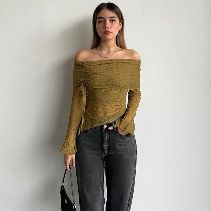 Dame topp med lekre volanger og off-shoulder snitt, ideell for casual chic og festlige anledninger.