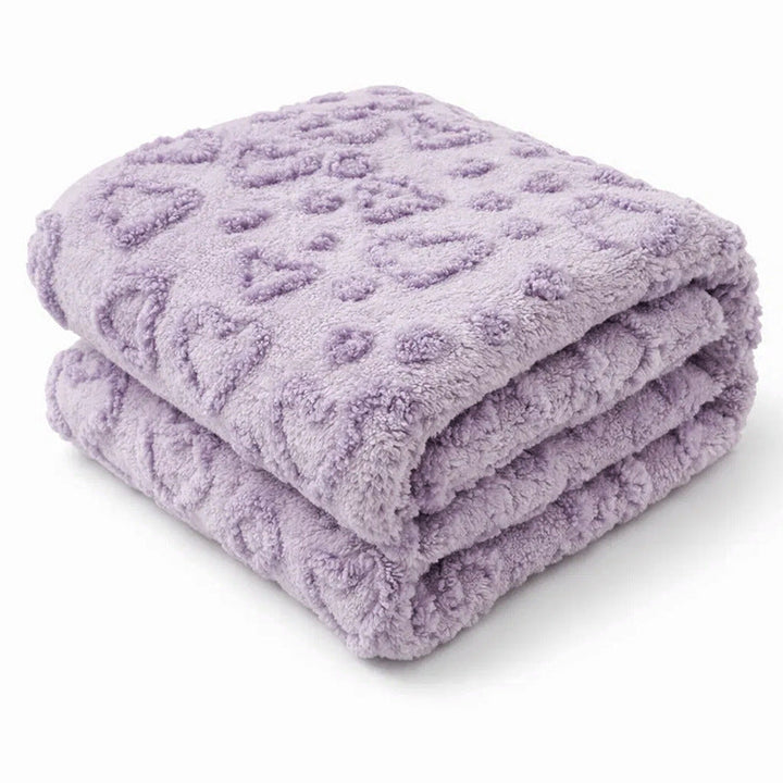Stilrent fleece-teppe i 130x160 cm med delikat hjerte-design. Supermykt og lunt for damer og interiør.