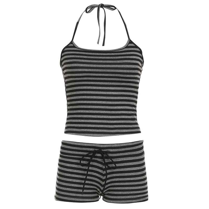 Dame sportsett bestående av stripete treningstopp og shorts, perfekt for en aktiv sommer.