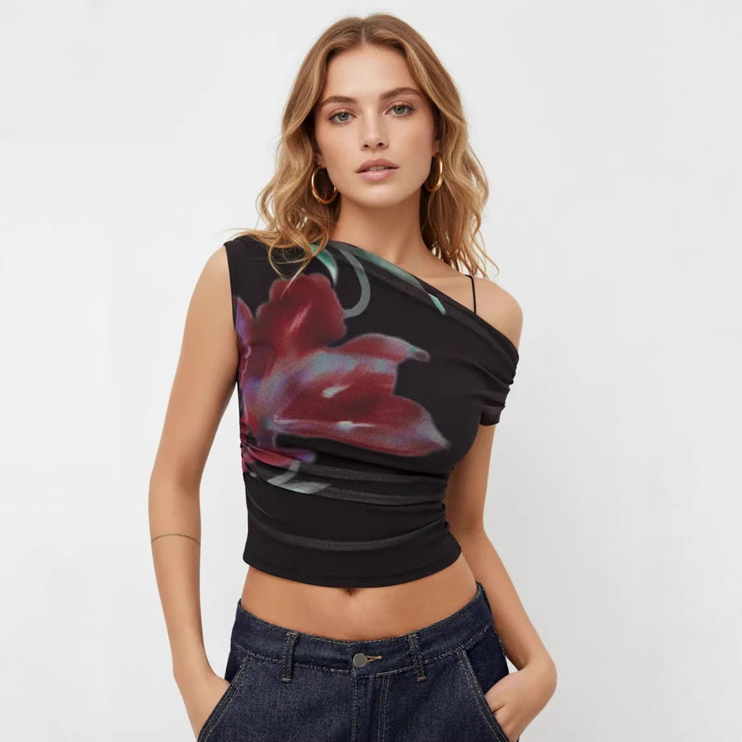 Svart off-shoulder dametopp med blomsterprint, rynker og volanger. Perfekt sommertopp for fest og hverdag.