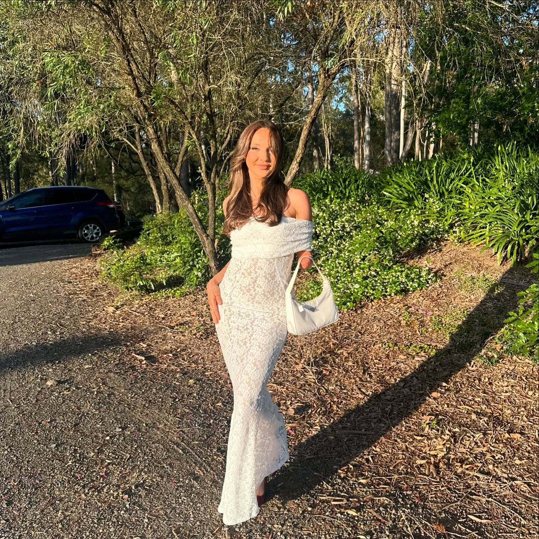 Stilig svart dame maxikjole, off-shoulder for et elegant uttrykk. Perfekt for selskap og spesielle anledninger.