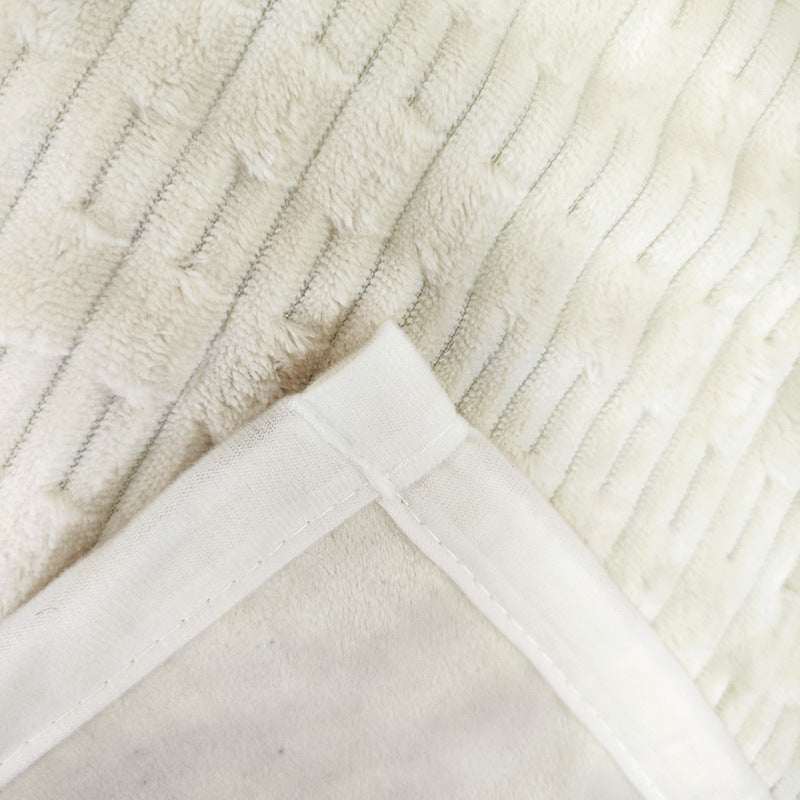 Nærbilde av plysj fleece teppe i lys beige, perfekt som koseteppe eller varmt sofateppe.