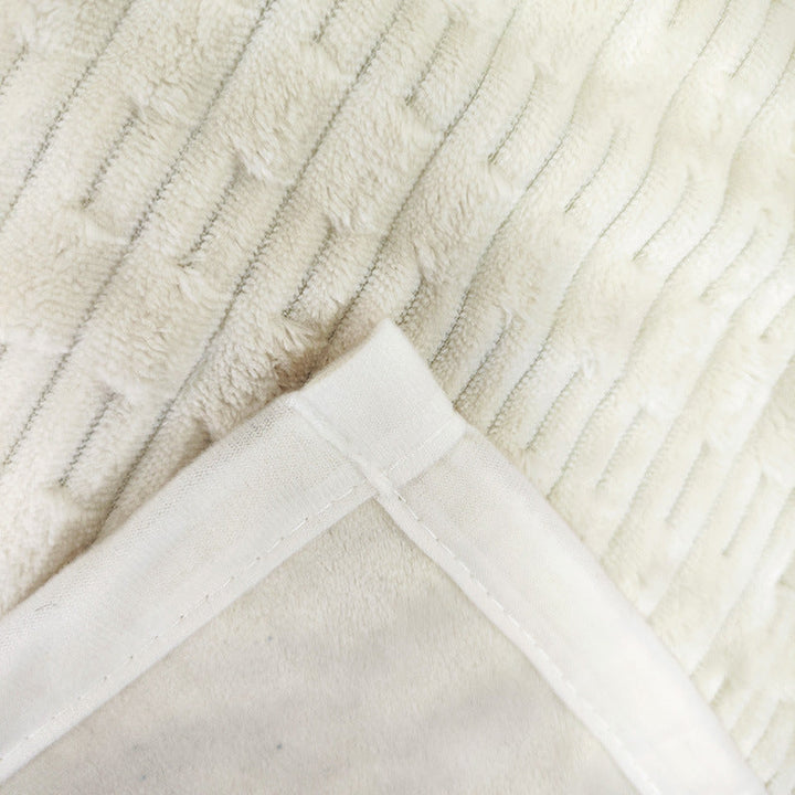 Nærbilde av plysj fleece teppe i lys beige, perfekt som koseteppe eller varmt sofateppe.