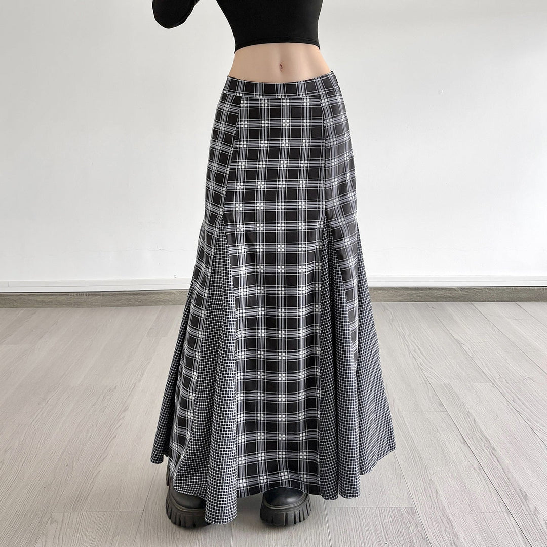 Rutete maxiskjørt til dame med elegant splitt. Tidløst design for stilige anledninger og hverdag.