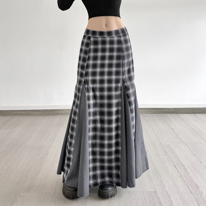 Rutete maxiskjørt til dame med elegant splitt. Tidløst design for stilige anledninger og hverdag.