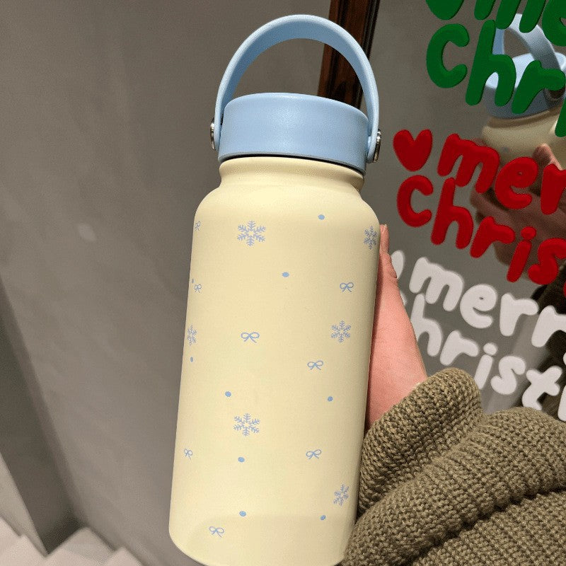 Isolert vannflaske i rustfritt stål for trening og kontor. BPA-fri dame drikkeflaske med lekent design og håndtak.