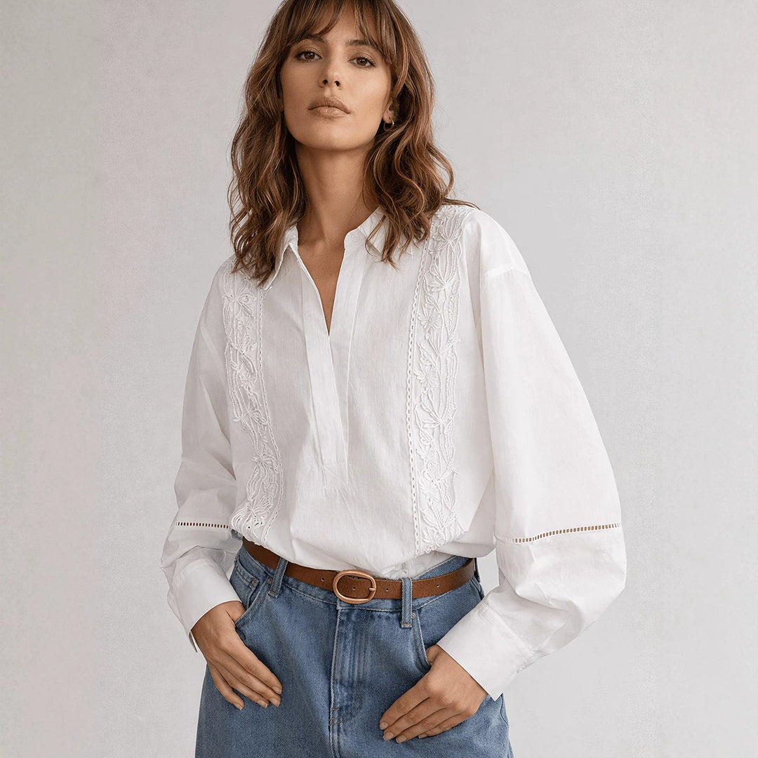 Stilfull damebluse for kvinner, elegant broderi. Perfekt vår/sommer topp for formell og hverdag.