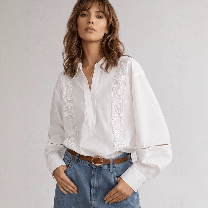 Stilfull damebluse for kvinner, elegant broderi. Perfekt vår/sommer topp for formell og hverdag.