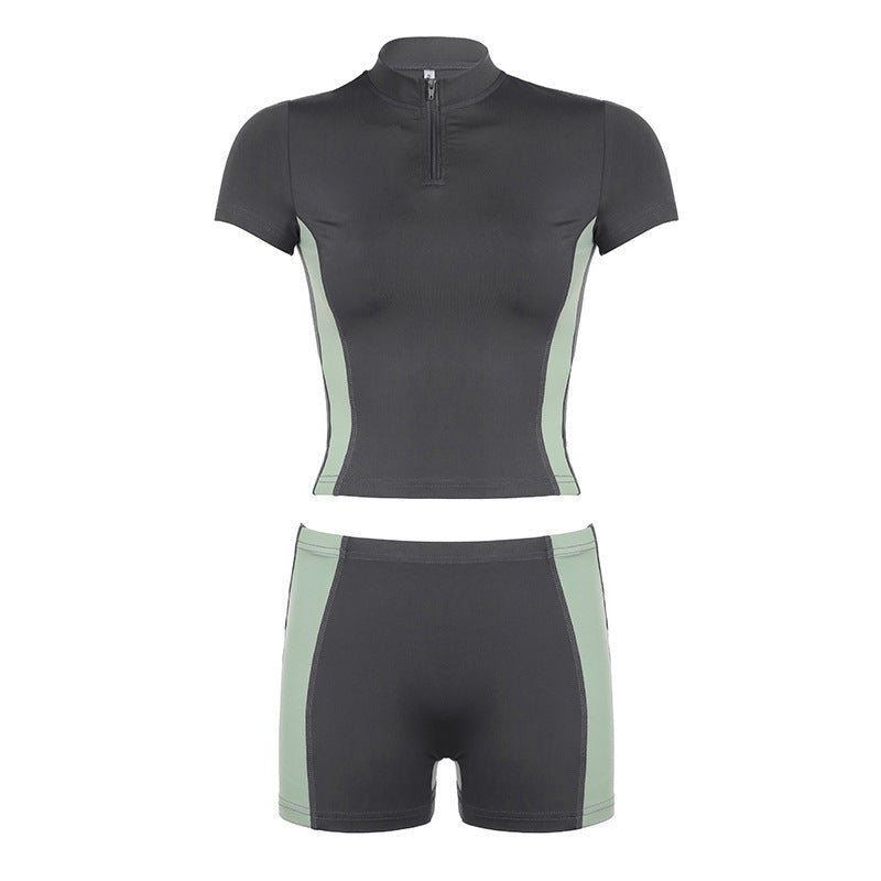 Mykt olivengrønt sporty sett for dame. En kort topp og tettsittende shorts for maksimal komfort og stil.