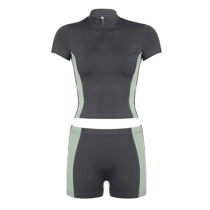 Mykt olivengrønt sporty sett for dame. En kort topp og tettsittende shorts for maksimal komfort og stil.