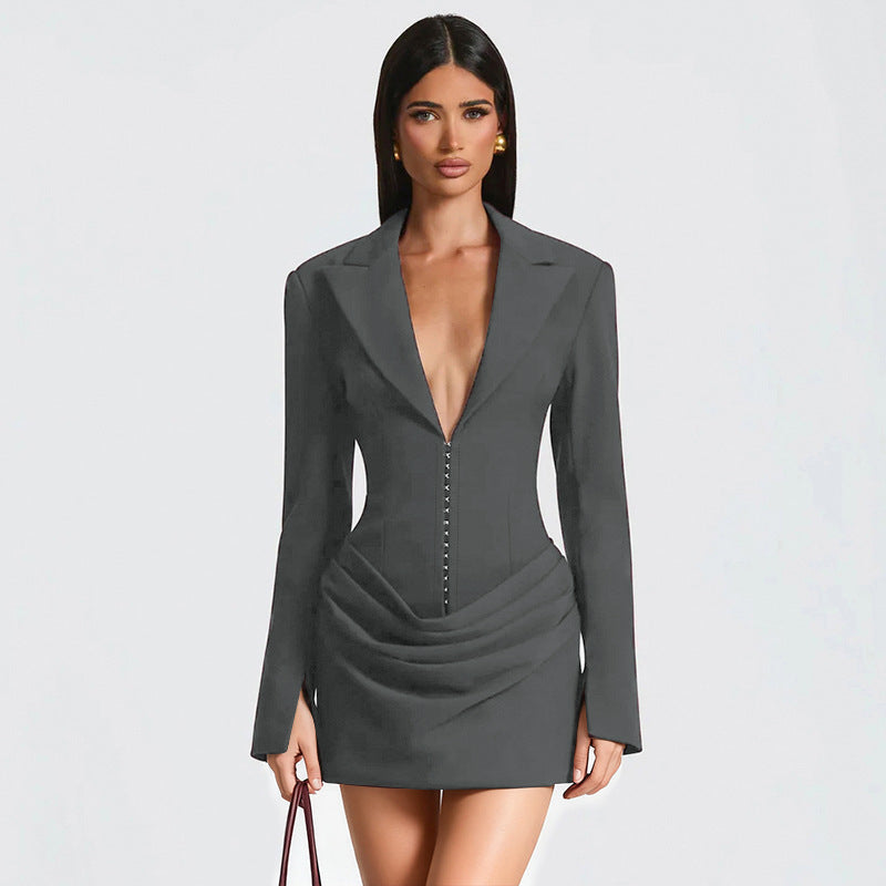 Chic sort minikjole i blazer-stil med dyp V-hals, utstråler eleganse for enhver anledning.