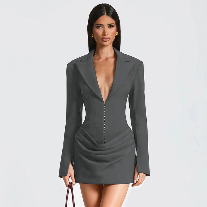 Chic sort minikjole i blazer-stil med dyp V-hals, utstråler eleganse for enhver anledning.