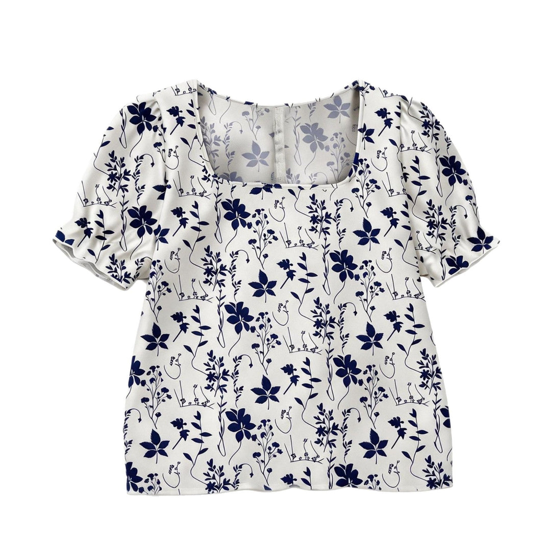 Elegant damebluse med kortermede armer og delikat blomsterprint. En komfortabel blå sommerbluse for kvinner.