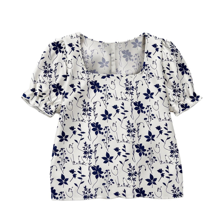Elegant damebluse med kortermede armer og delikat blomsterprint. En komfortabel blå sommerbluse for kvinner.