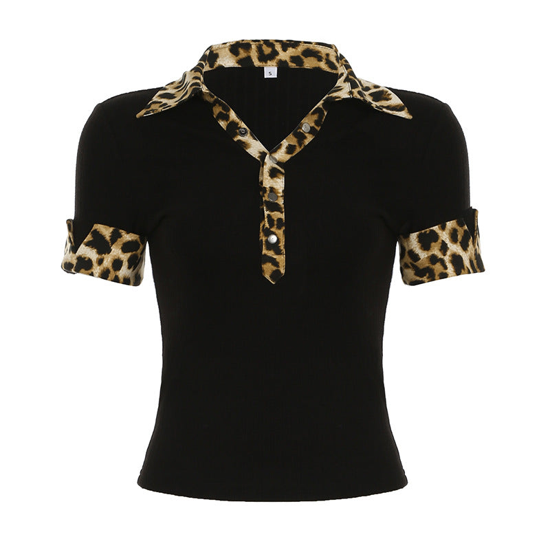 Sommerlig dame polo topp med leopardmønster langs kragen, lett og pustende for varme dager.