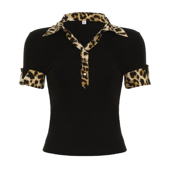 Sommerlig dame polo topp med leopardmønster langs kragen, lett og pustende for varme dager.