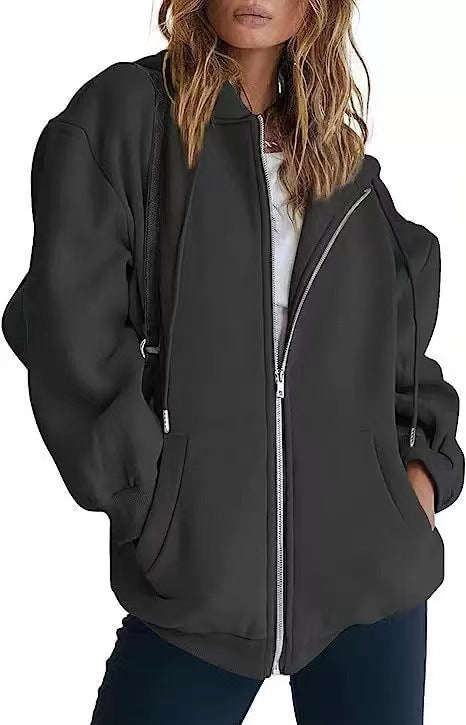 Oversized dame hettegenserjakke med smarte lommer. Et must for en komfortabel og moderne stil.