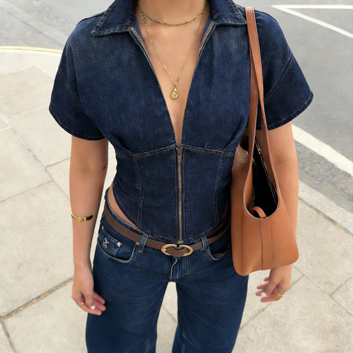 Dame kortermet denimjakke med glidelås. Stilfull, moteriktig vår- og sommerjakke for kvinner.