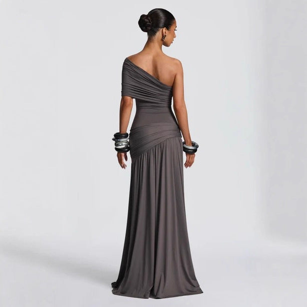 Elegant festkjole for galla og bryllup. Asymmetrisk aftenkjole med høy splitt, perfekt for formelle kveldsdrakter.