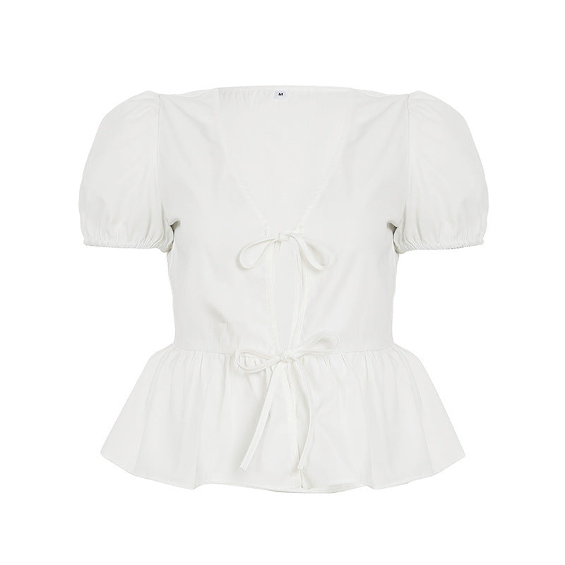 Vårens elegant innpakningsbluse med puffermer og peplum. En stilfull damebluse som passer til ulike anledninger.