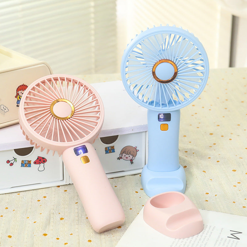 Håndholdt grønn minivifte for sommeren. Med digital skjerm & USB-lader, ideell for personlig kjøling.